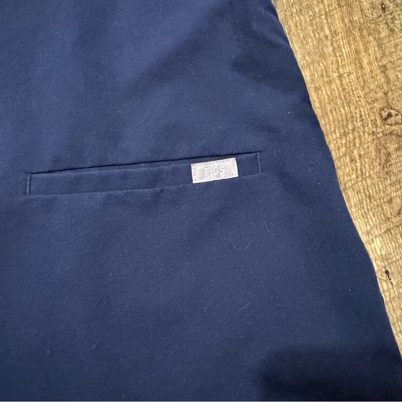 Figs Casma Three-Pocket Scrub Top™ Navy - Picture 5 of 6